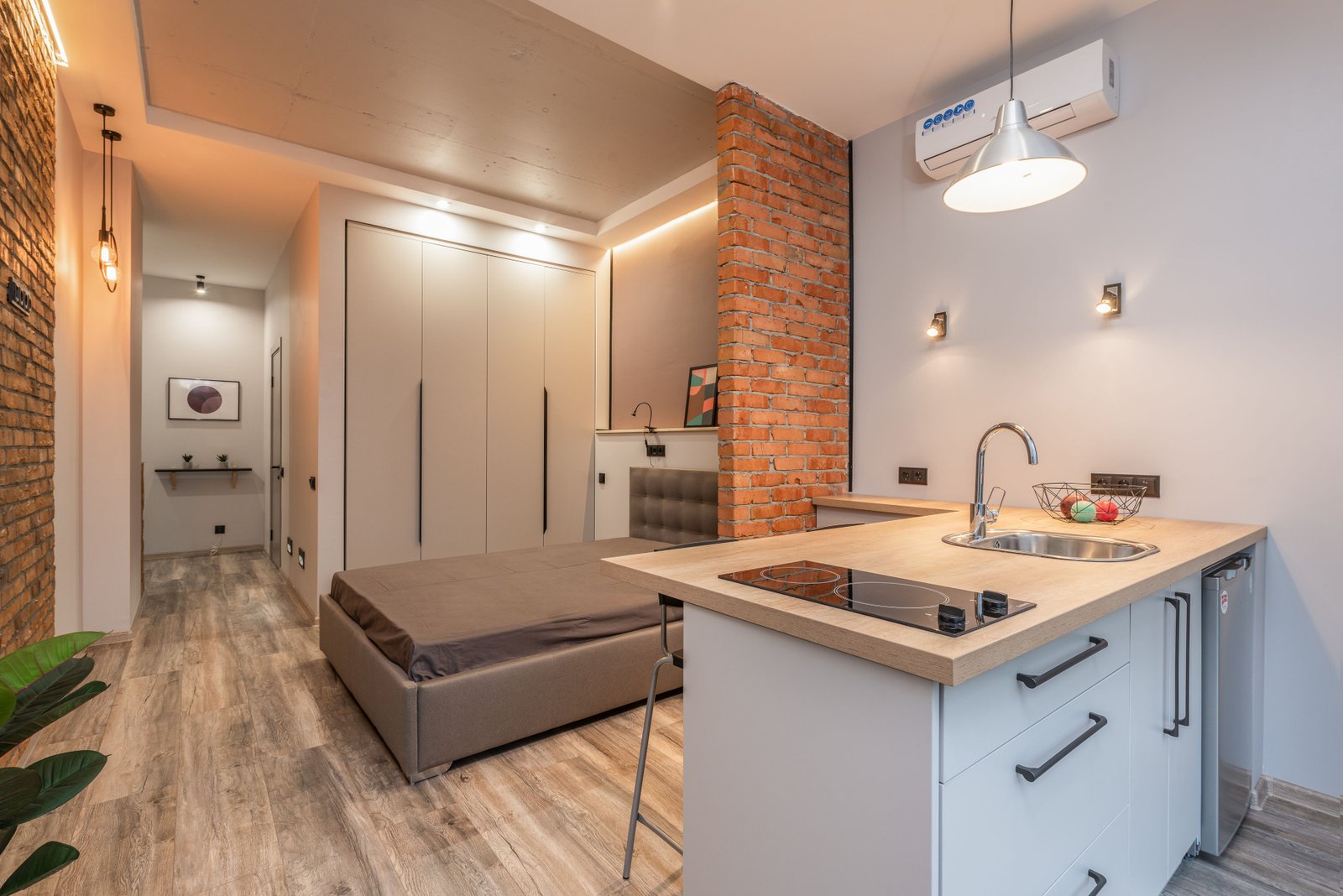 Căn hộ studio nhỏ gọn với bếp và khu ngủ trong cùng một không gian mở